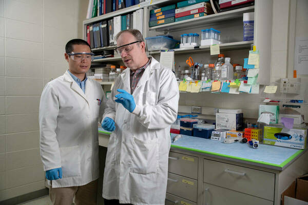 Notre Dame faculty conduct translational research to address tuberculosis in lung cells